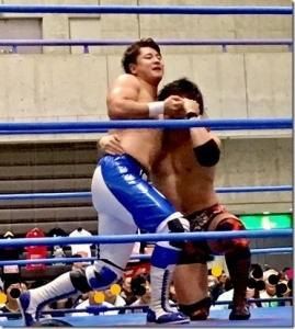 青柳選手が相手レスラーの頭を締めている試合中の写真